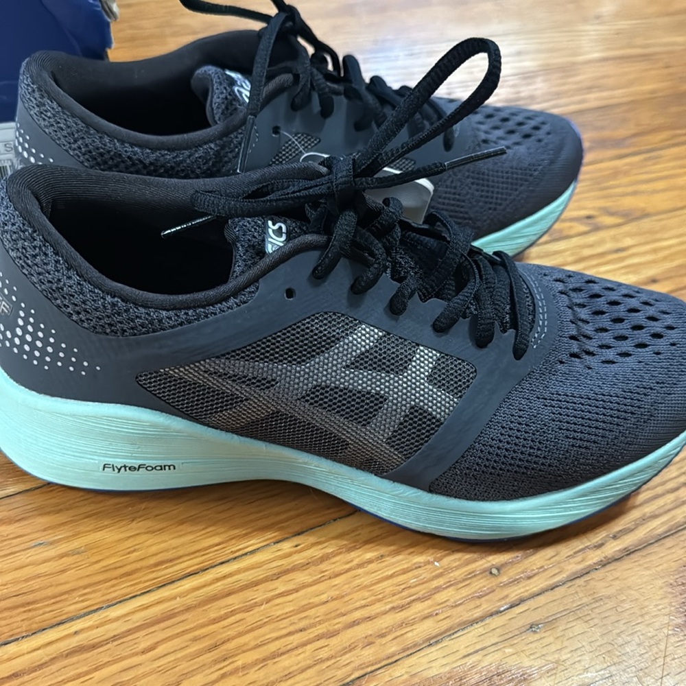 New with tags. ASICS RoadHawk FF. Size 7 women’s. Dark grey/silver/glacier sea